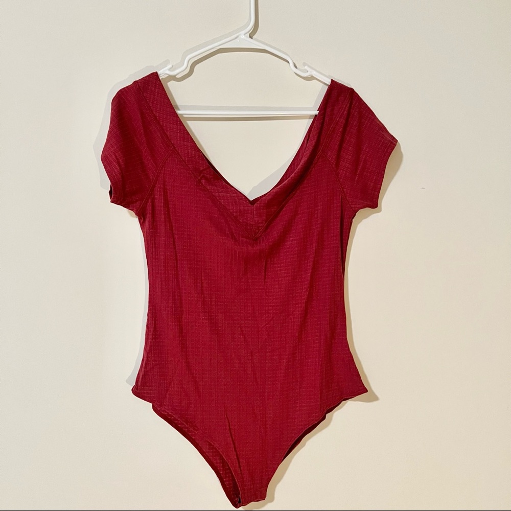NWT hiatus v neck textured bodysuit